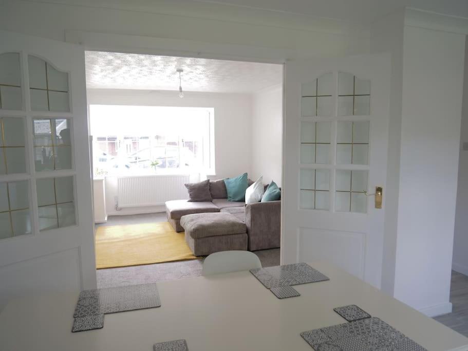 Cosy Four Bed Property With En-Suite Near To Nec Birmingham Airport And The City Exterior foto